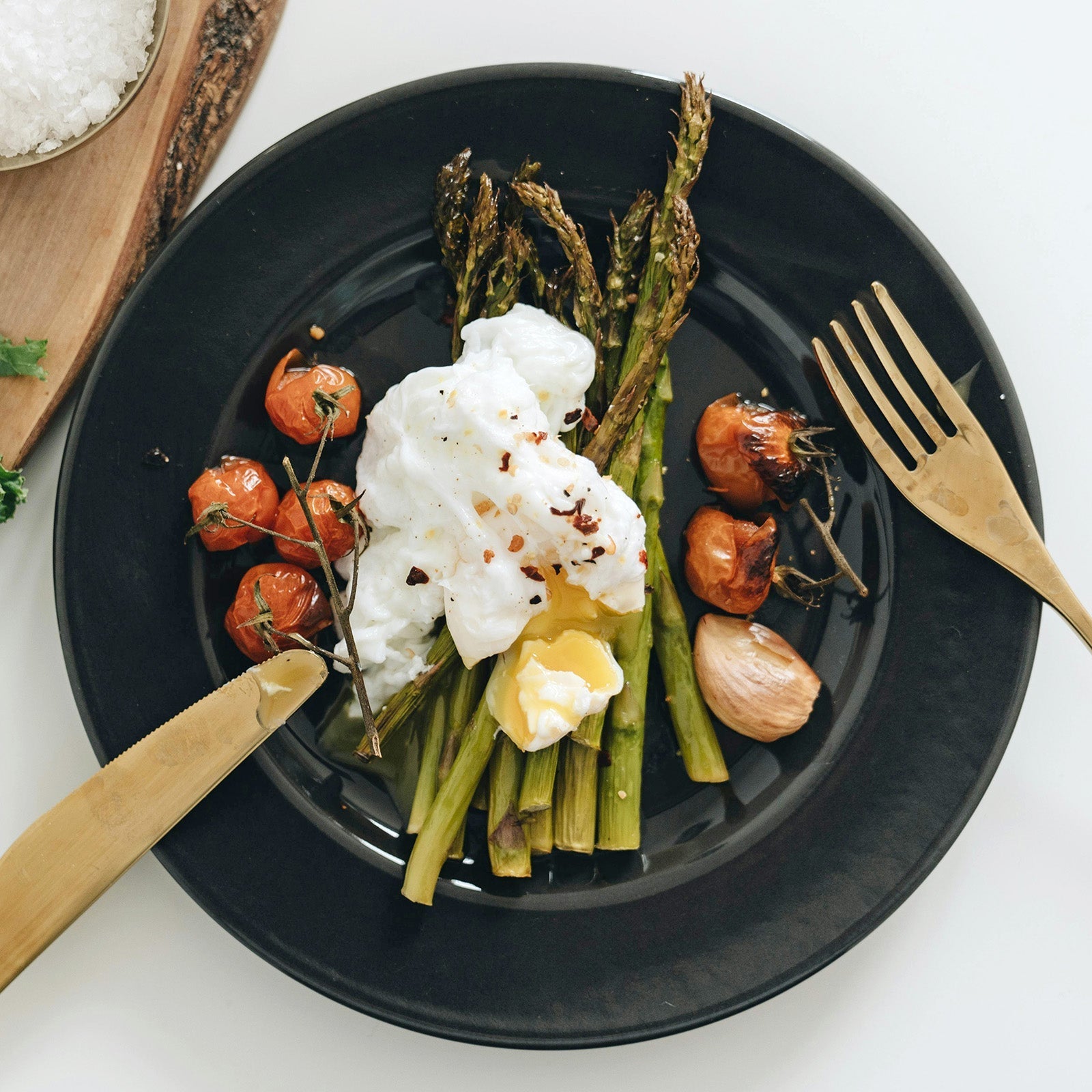 Poached Egg with Roasted Asparagus and Cherry Tomatoes 🍳🌿
